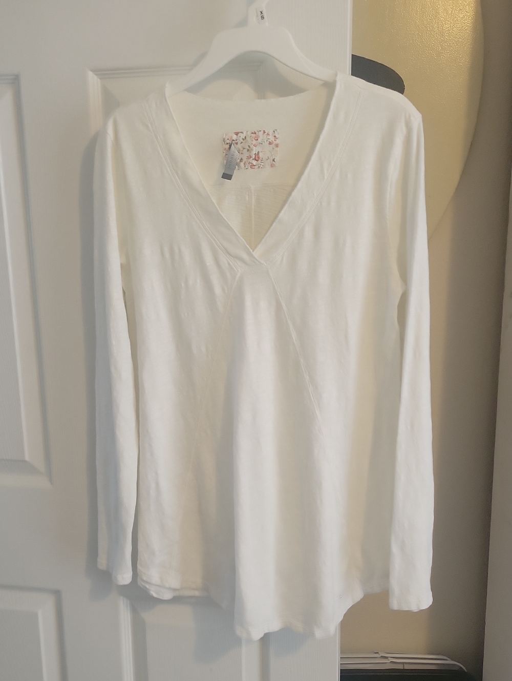 mododoc LA Women's 100% Cotton V-Neck Long Sleeve Tee - Creme